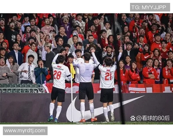 足球巨星告别赛场泪水满盈回忆满载感动无数球迷心碎时刻